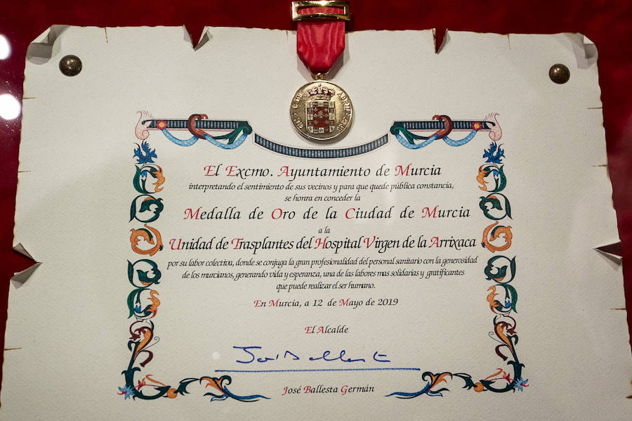 El Almudí acoge el acto conmemorativo del Día de Murcia, presidido por José Ballesta y en el que Mari Trini, Los Parrandboleros, la unidad de trasplantes de la Arrixaca y el grupo Virgen de la Vega recibieron las distinciones de la ciudad