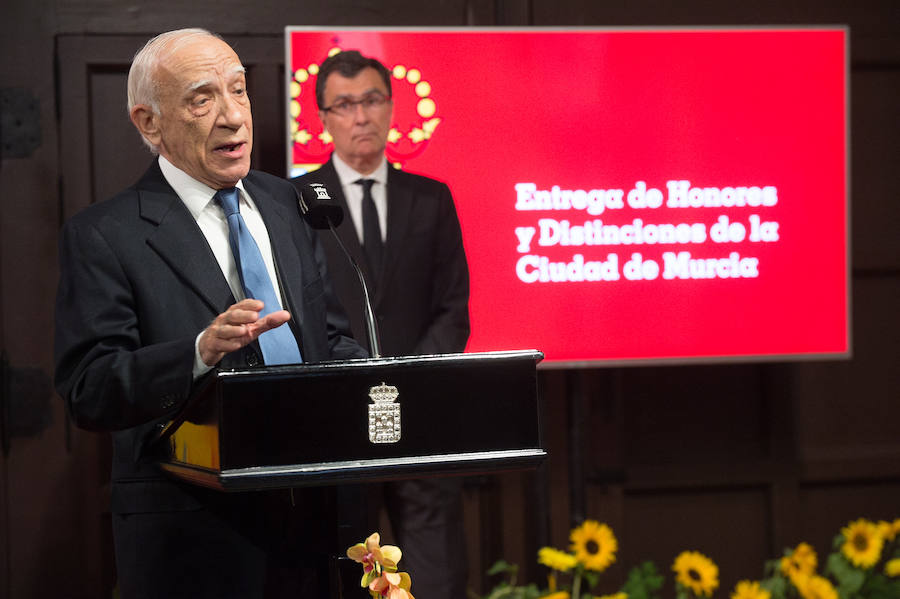 El Almudí acoge el acto conmemorativo del Día de Murcia, presidido por José Ballesta y en el que Mari Trini, Los Parrandboleros, la unidad de trasplantes de la Arrixaca y el grupo Virgen de la Vega recibieron las distinciones de la ciudad