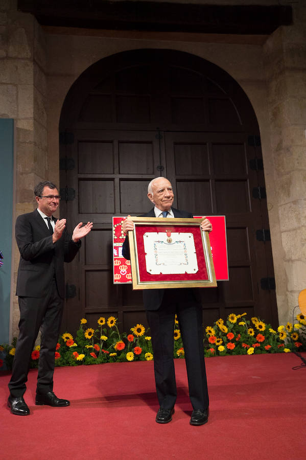 El Almudí acoge el acto conmemorativo del Día de Murcia, presidido por José Ballesta y en el que Mari Trini, Los Parrandboleros, la unidad de trasplantes de la Arrixaca y el grupo Virgen de la Vega recibieron las distinciones de la ciudad