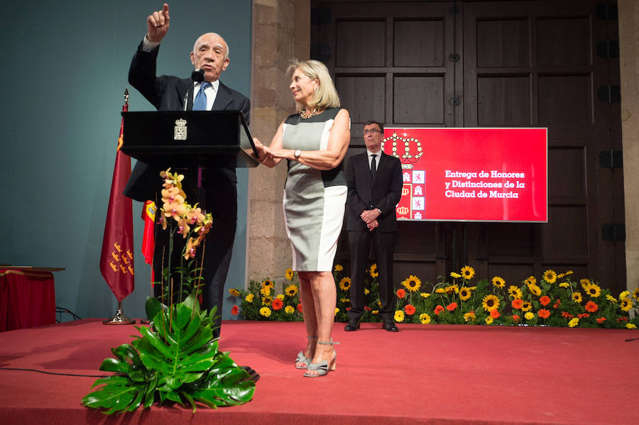 El Almudí acoge el acto conmemorativo del Día de Murcia, presidido por José Ballesta y en el que Mari Trini, Los Parrandboleros, la unidad de trasplantes de la Arrixaca y el grupo Virgen de la Vega recibieron las distinciones de la ciudad