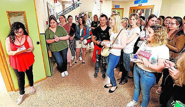 Opositores aguardan a ser llamados para entrar en el aula, ayer, en la UMU. 