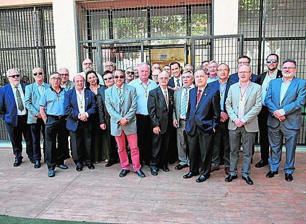 El grupo de cronistas, a las puertas del centro cultural. 