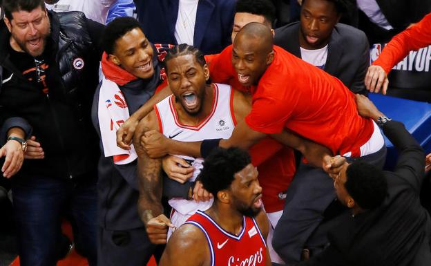 Kawhi Leonard celebra la canasta decisiva del partido. 