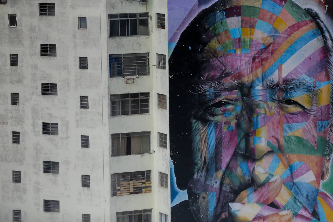 Sao Paulo, la mayor ciudad de Sudamérica, es considerada como una de las capitales mundiales del arte urbano al aire libre. En sus calles proliferan cada año cientos de grafitis, los cuales se expanden por los grisáceos muros y edificios de esta metrópoli de más de 12 millones de habitantes. Sao Paulo es una de las sedes de la Copa América de Fútbol que se celebrará en Brasil entre el 14 de junio y el 7 de julio.