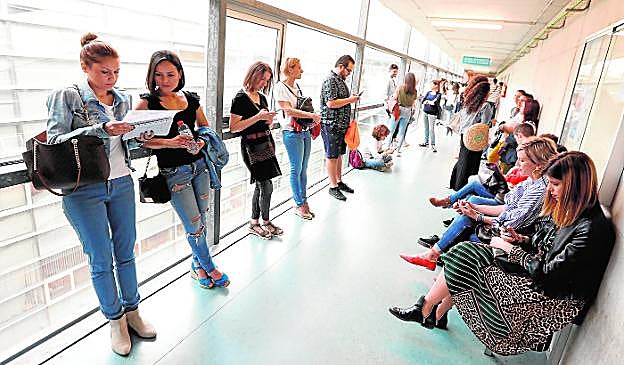 Opositores de Enfermería, esperando para entrar a una de las aulas.