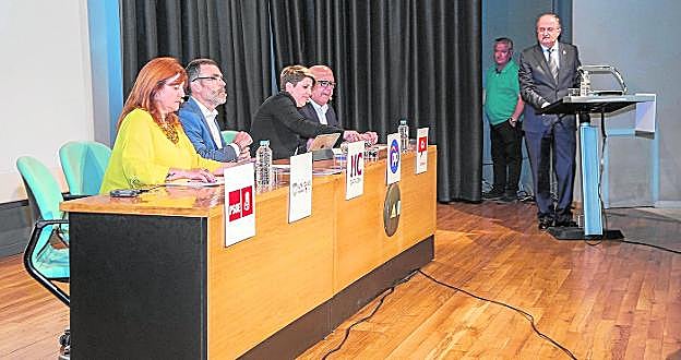 La silla vacía de Castejón, Pilar Marcos, José López, Noelia Arroyo, Manuel Padín y Tomás Martínez Pagán, al inicio del debate. 