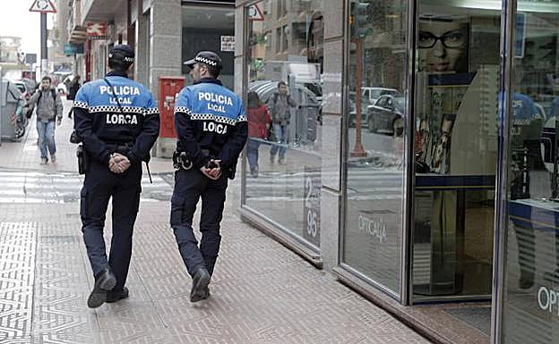 Una pareja de la Policía Local de Lorca patrulla en el centro de la ciudad. 