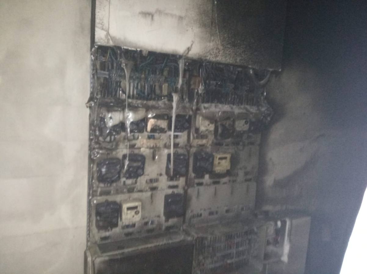 El fuego se originó en un cuadro de contadores presuntamente manipulado para disponer de electricidad de forma ilegal