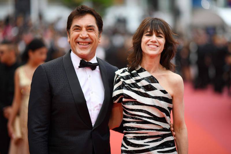 El actor español Javier Bardem y la actriz francesa Charlotte Gainsbourg posan juntos a su llegada a la alfombra roja de Cannes.