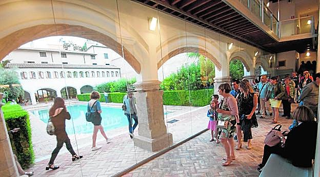 Patio del Museo de Santa Clara, con visitantes bordeando la alberca. 
