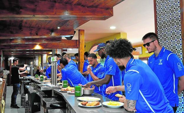 De aperitivo en las instalaciones de Estrella Levante