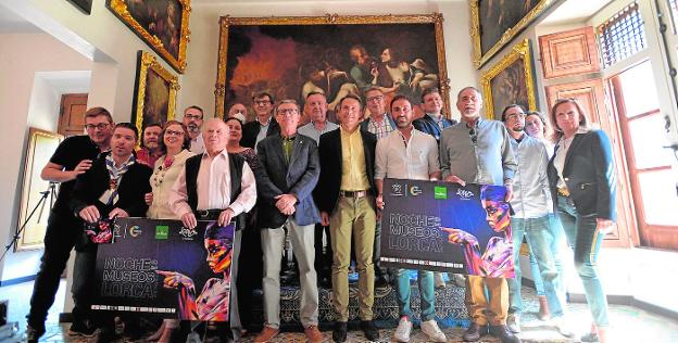 El alcalde (c) y los organizadores de la Noche de los Museos muestran el cartel del evento en el palacio de Guevara. 