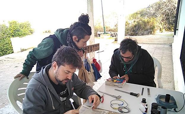 Técnicos y voluntarios de Anse, en Isla Grosa.