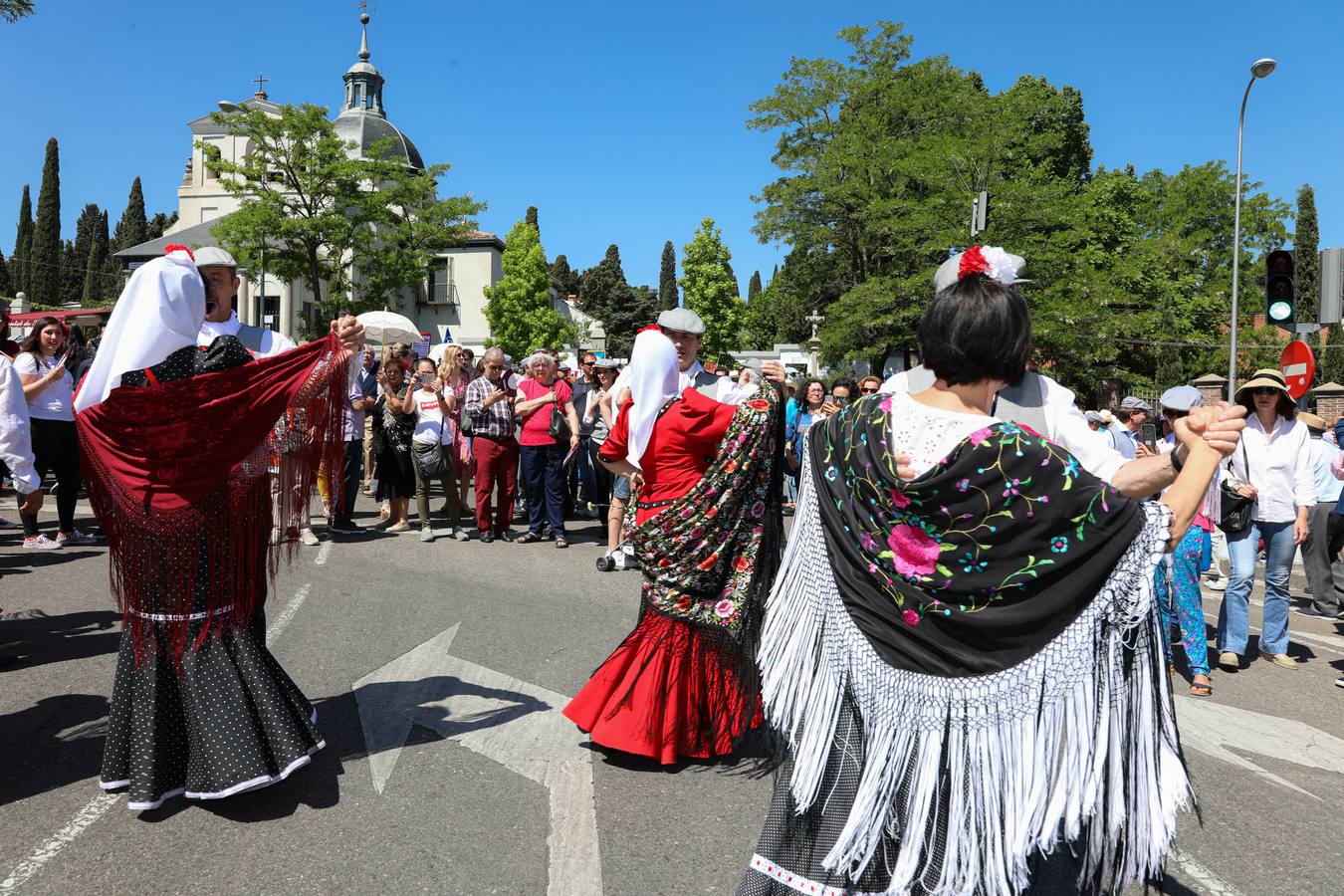 Grupos de personas, ataviados con los trajes de chulapos, en la pradera de San Isidro en el día que se celebra la festividad de San Isidro, patrón de la capital de España.