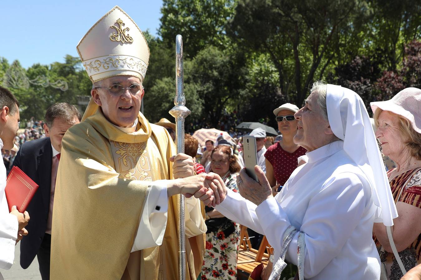 Grupos de personas, ataviados con los trajes de chulapos, en la pradera de San Isidro en el día que se celebra la festividad de San Isidro, patrón de la capital de España.