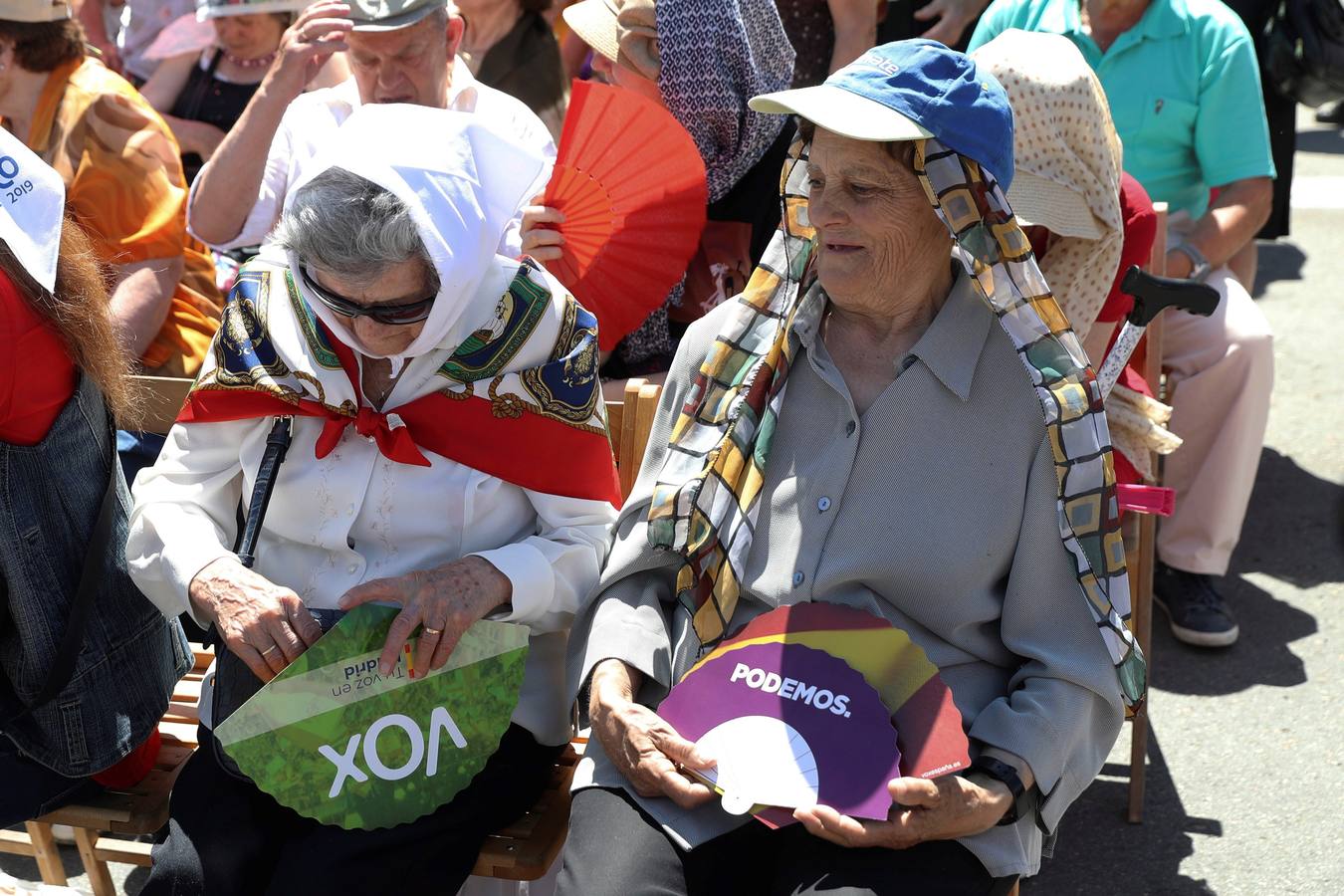 Grupos de personas, ataviados con los trajes de chulapos, en la pradera de San Isidro en el día que se celebra la festividad de San Isidro, patrón de la capital de España.