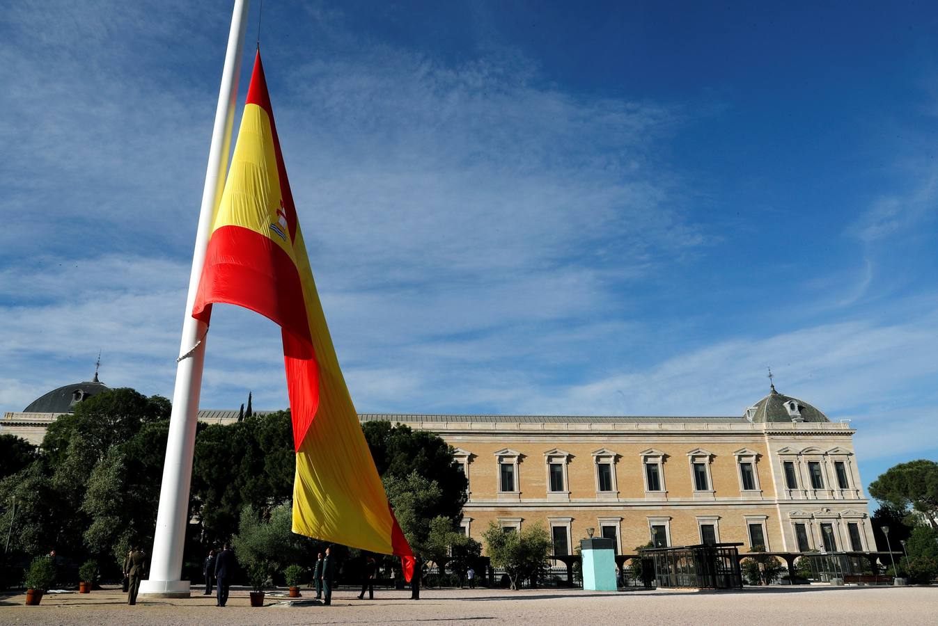 Grupos de personas, ataviados con los trajes de chulapos, en la pradera de San Isidro en el día que se celebra la festividad de San Isidro, patrón de la capital de España.