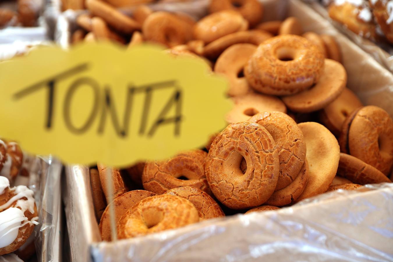Grupos de personas, ataviados con los trajes de chulapos, en la pradera de San Isidro en el día que se celebra la festividad de San Isidro, patrón de la capital de España.