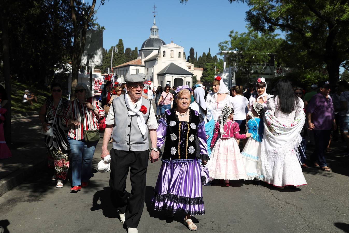 Grupos de personas, ataviados con los trajes de chulapos, en la pradera de San Isidro en el día que se celebra la festividad de San Isidro, patrón de la capital de España.