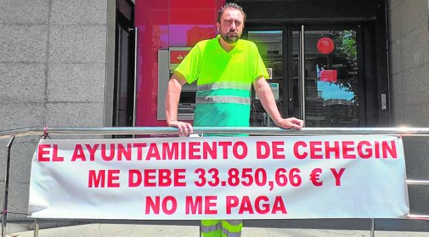 Francisco Damián Méndez muestra su pancarta, ayer, en Cehegín. 