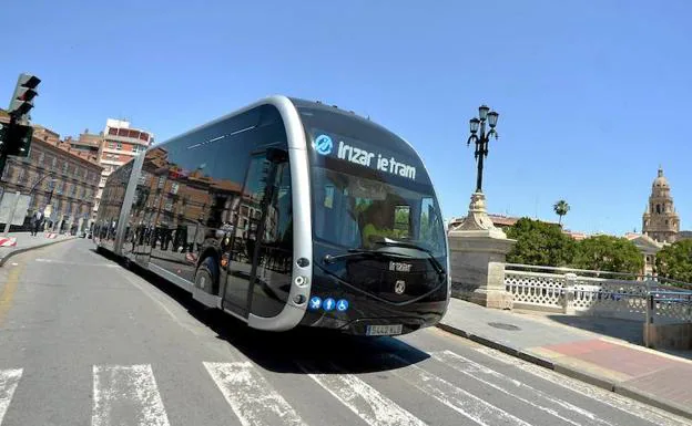 Prueba del Tranvibús, este jueves, en Murcia. 