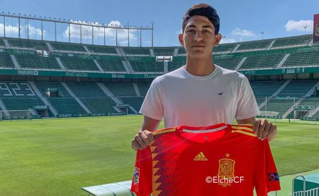 César Moreno posa con la camiseta de la selección en la tribuna del Martínez Valero. 