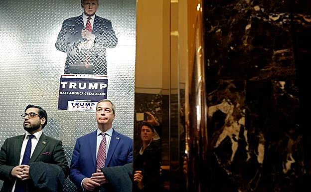 Nigel Farage montado en el ascensor de la Torre Trump en Nueva York.