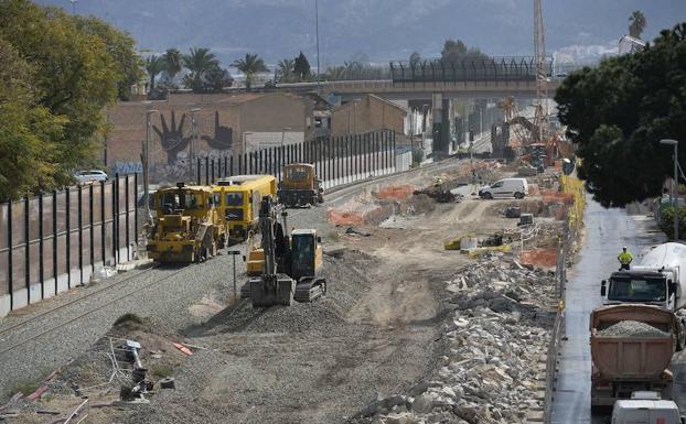 Obras de soterramiento en el paso a nivel de Santiago el Mayor.