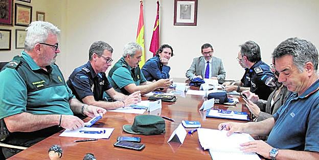El delegado del Gobierno preside la Junta Local de Seguridad, ayer, en el Ayuntamiento de Yecla. 