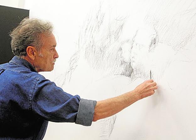 Pedro Cano interviene las paredes de la sala Verónicas, donde hoy inaugura su muestra 'Siete'. 