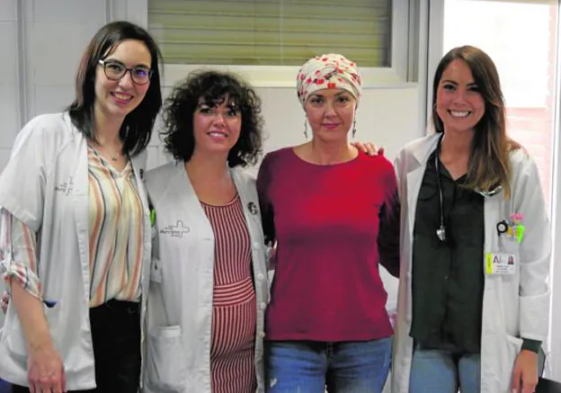 De izquierda a derecha, Paula Ruiz Carreño, Ana Pérez, Soledad Martínez (paciente que participa en el ensayo clínico) y María Dolores Jiménez Lucas, en el servicio de Oncología Médica del IMIB. 