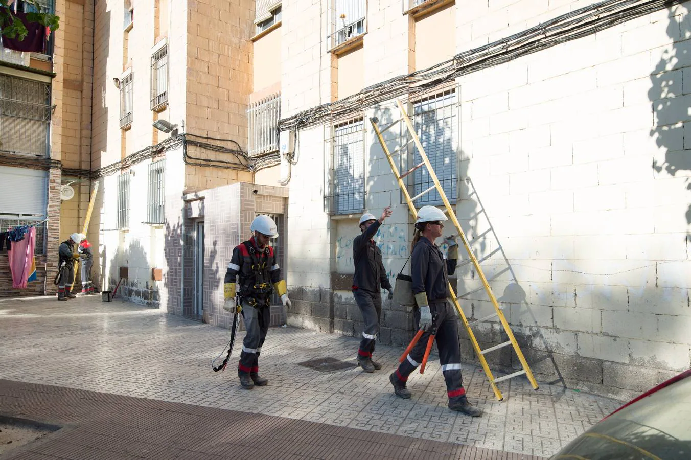 Empleados de compañías eléctricas, escoltados por agentes de la Policía Nacional, se desplazaron hasta los barrios de La Paz y de La Fama para desmontar decenas de enganches ilegales a la red eléctrica realizados por particulares.