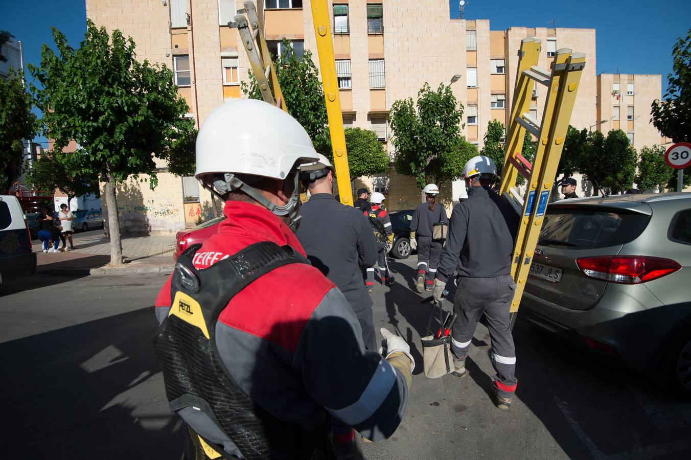 Empleados de compañías eléctricas, escoltados por agentes de la Policía Nacional, se desplazaron hasta los barrios de La Paz y de La Fama para desmontar decenas de enganches ilegales a la red eléctrica realizados por particulares.