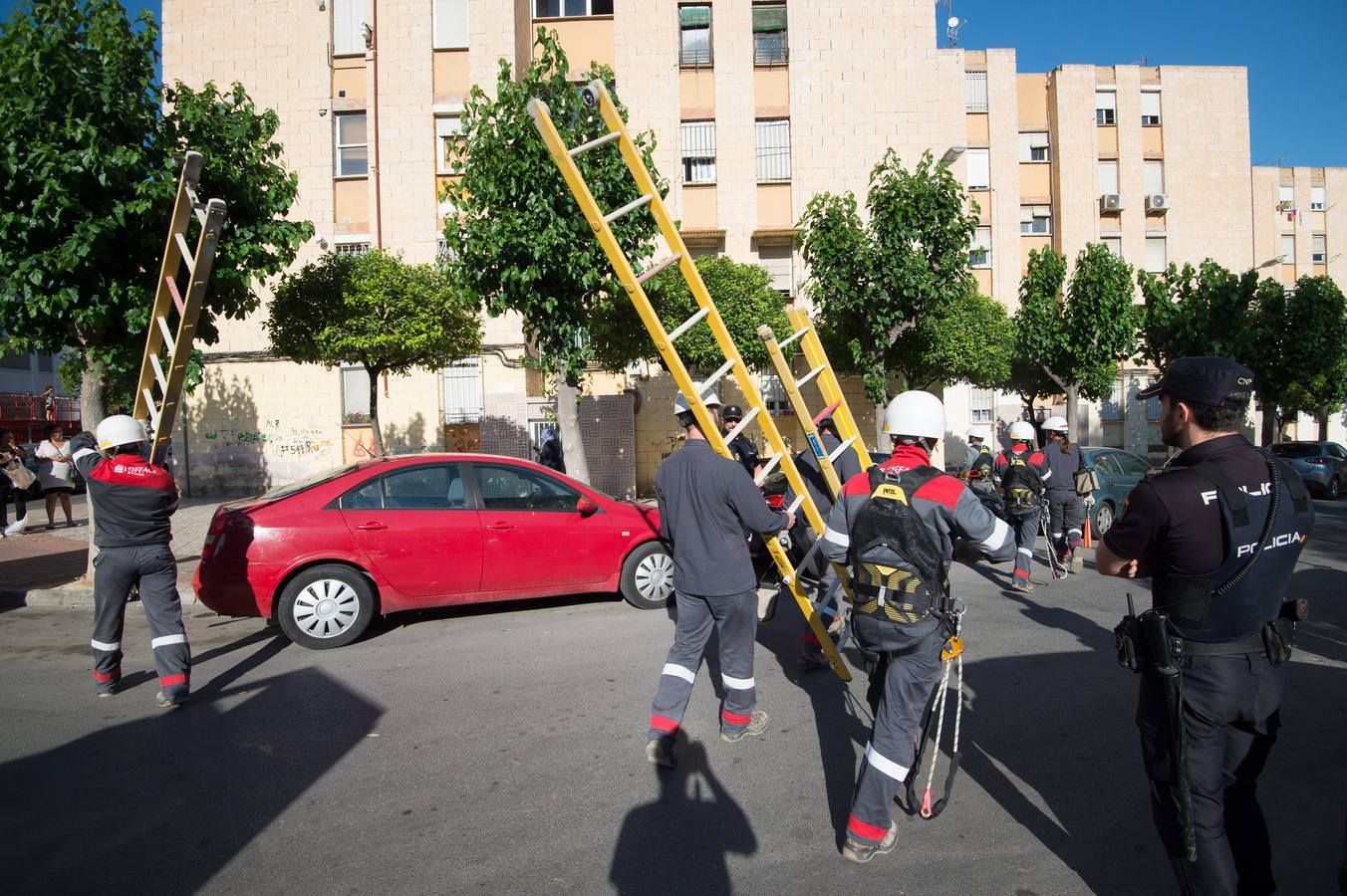 Empleados de compañías eléctricas, escoltados por agentes de la Policía Nacional, se desplazaron hasta los barrios de La Paz y de La Fama para desmontar decenas de enganches ilegales a la red eléctrica realizados por particulares.