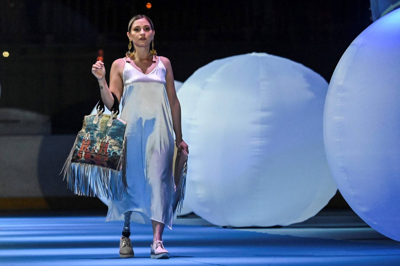 Varios modelos con discapacidad participan en la Pasarela de la Inclusión en Cali (Colombia). En este evento modelos discapacitados, comunidad LGTBI, víctimas de conflicto y comunidades afrocolombianas participan de un espacio de moda, en el que 18 diseñadores muestran colecciones haciendo énfasis en la inclusión.