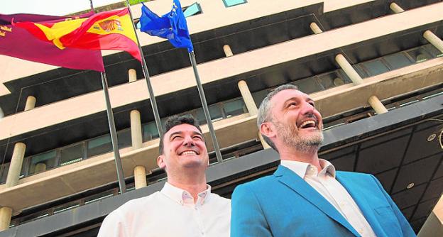 Ginés Ruiz y Óscar Urralburu, ayer, en Fomento. 