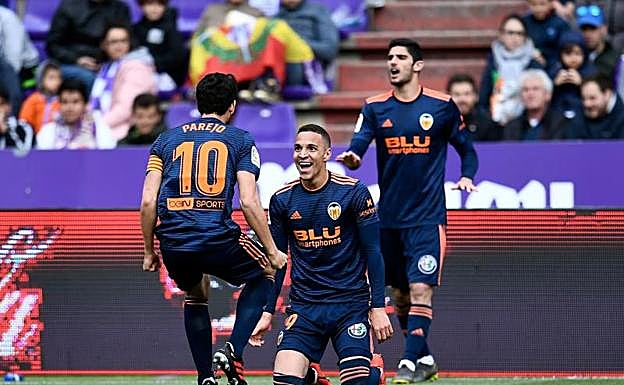 Rodrigo Moreno (c) celebra con Parejo el gol que le marcó al Valladolid. 