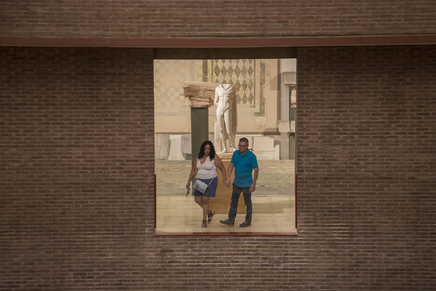 La ciudad portuaria se suma un año más la gran fiesta del arte y la historia con la celebración del Día Internacional de los Museos, que vuelve a atraer a numerosos visitantes, también de fuera de la Región y del extranjero