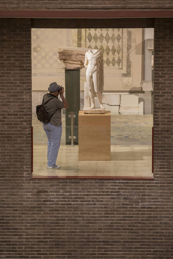 La ciudad portuaria se suma un año más la gran fiesta del arte y la historia con la celebración del Día Internacional de los Museos, que vuelve a atraer a numerosos visitantes, también de fuera de la Región y del extranjero