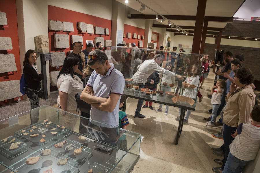 La ciudad portuaria se suma un año más la gran fiesta del arte y la historia con la celebración del Día Internacional de los Museos, que vuelve a atraer a numerosos visitantes, también de fuera de la Región y del extranjero