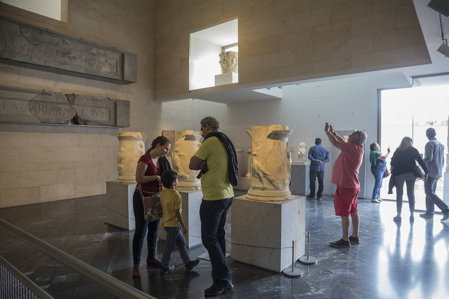 La ciudad portuaria se suma un año más la gran fiesta del arte y la historia con la celebración del Día Internacional de los Museos, que vuelve a atraer a numerosos visitantes, también de fuera de la Región y del extranjero