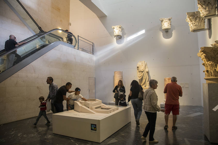 La ciudad portuaria se suma un año más la gran fiesta del arte y la historia con la celebración del Día Internacional de los Museos, que vuelve a atraer a numerosos visitantes, también de fuera de la Región y del extranjero