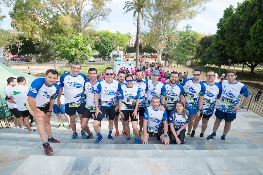 Más de 900 corredores participan en la prueba de 10 kilómetros, con salida y meta en el Paseo del Malecón, representando los colores de sus compañías