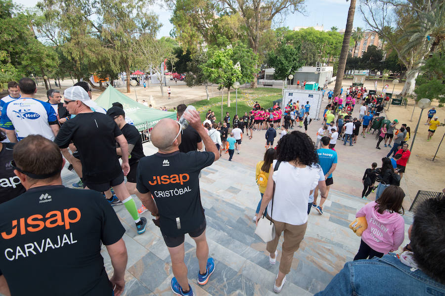 Más de 900 corredores participan en la prueba de 10 kilómetros, con salida y meta en el Paseo del Malecón, representando los colores de sus compañías