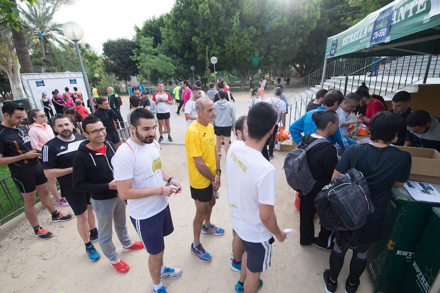 Más de 900 corredores participan en la prueba de 10 kilómetros, con salida y meta en el Paseo del Malecón, representando los colores de sus compañías