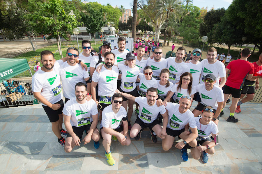 Más de 900 corredores participan en la prueba de 10 kilómetros, con salida y meta en el Paseo del Malecón, representando los colores de sus compañías