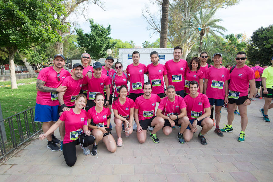 Más de 900 corredores participan en la prueba de 10 kilómetros, con salida y meta en el Paseo del Malecón, representando los colores de sus compañías