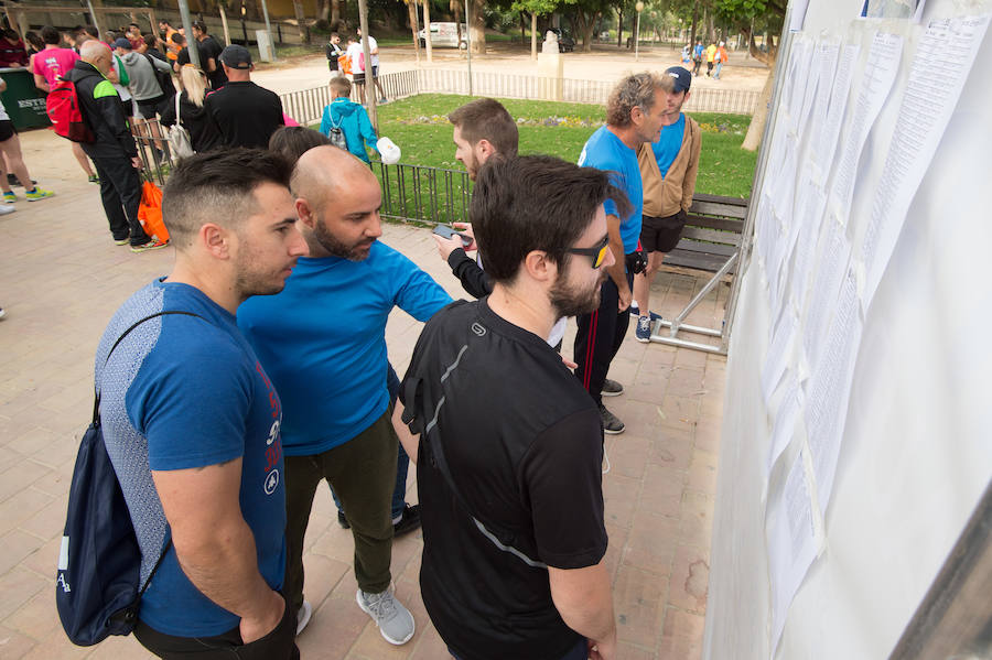 Más de 900 corredores participan en la prueba de 10 kilómetros, con salida y meta en el Paseo del Malecón, representando los colores de sus compañías