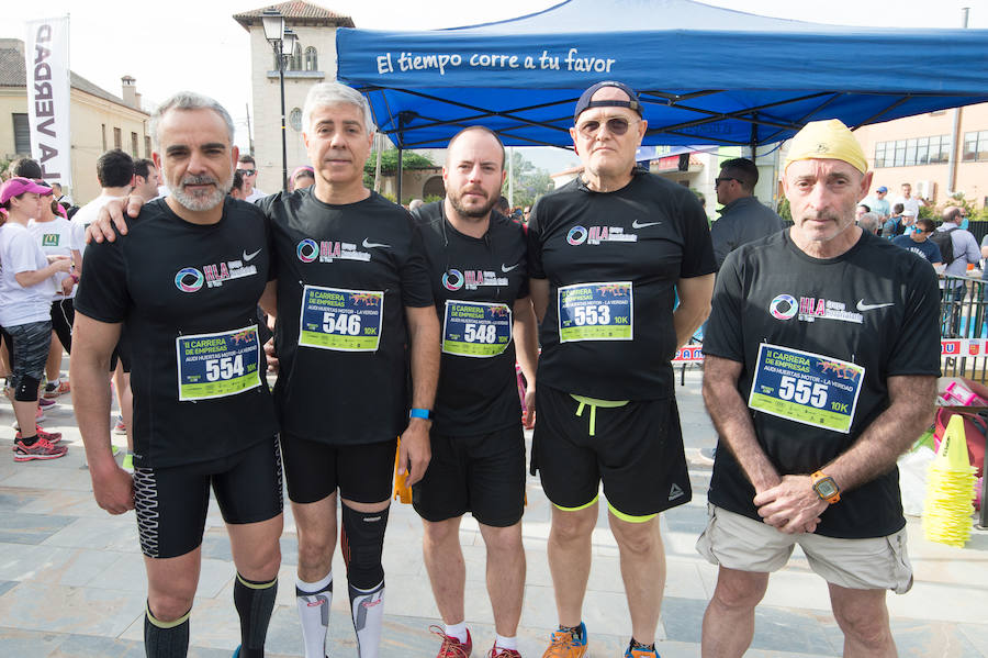 Más de 900 corredores participan en la prueba de 10 kilómetros, con salida y meta en el Paseo del Malecón, representando los colores de sus compañías