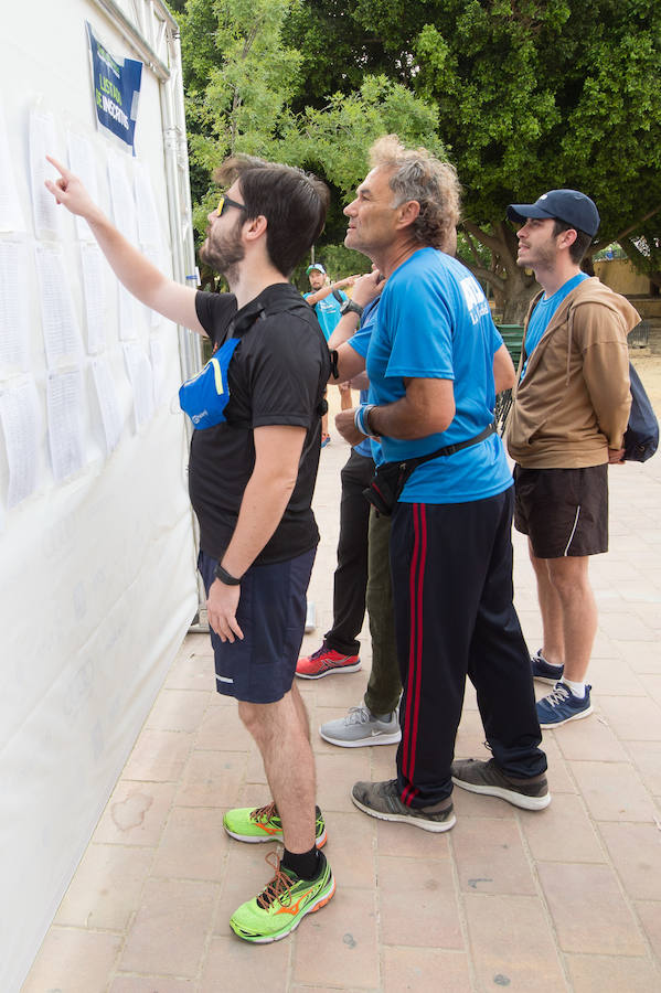 Más de 900 corredores participan en la prueba de 10 kilómetros, con salida y meta en el Paseo del Malecón, representando los colores de sus compañías